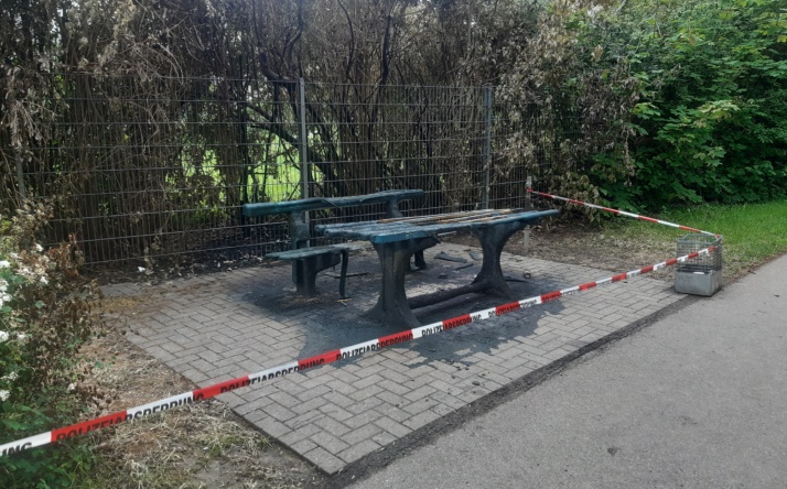 Sinsheim-Rohrbach: Tisch und Bank durch Vandalen in Brand gesetzt