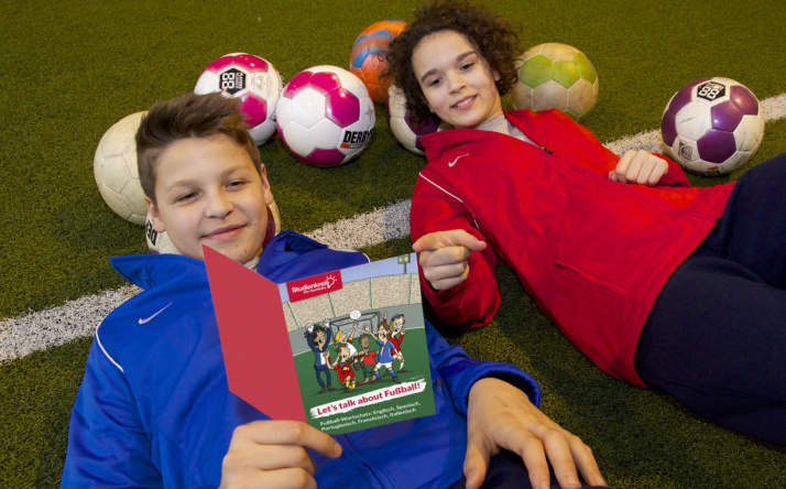 Studienkreis in Sinsheim verschenkt Fußball-Vokabelheft