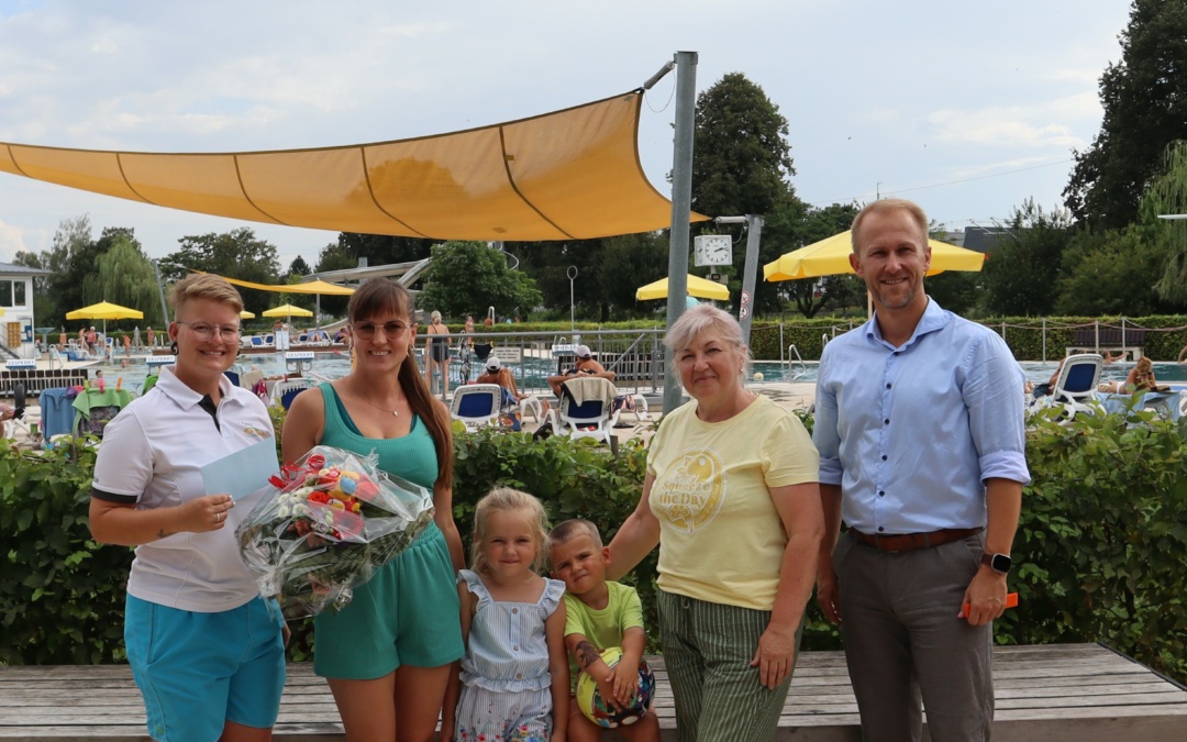 Hunderttausendste Freibad – Besucherin der Saison