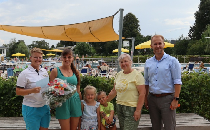 Hunderttausendste Freibad – Besucherin der Saison