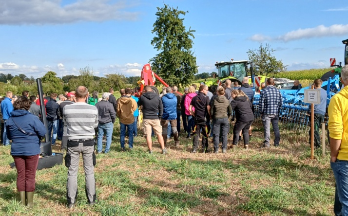 Feldtag in Hasselbach: Flache Bodenbearbeitung zur Reduzierung von Pflanzenschutzmitteln vorgestellt